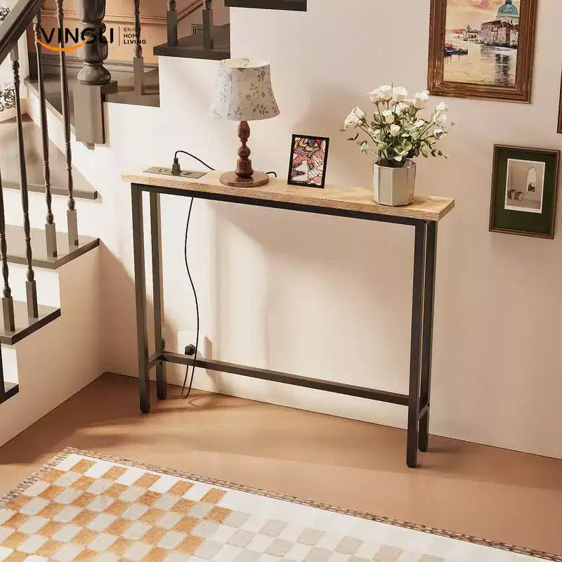 Ensemble coloré d’une pièce : table de couloir en mélamine et fer avec multiprise