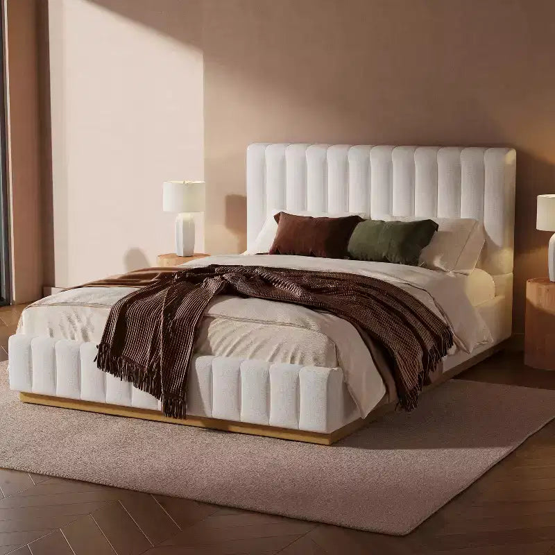 Estructura de cama moderna tipo plataforma, tapizada en lino, con cabecero grueso de costuras verticales